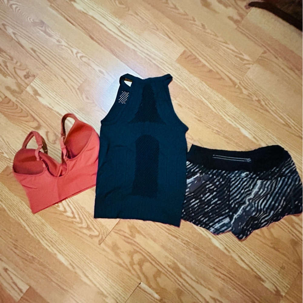 3 Pieces Athleta Pieces SZ Small 1 Sports Bra 1 Black Tank Top & 1 Shorts - Picture 8 of 12